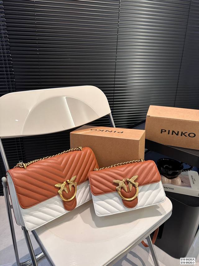 Pinko新款品高燕子包链条包 包身立体饱满 多种背法 经典潮流的包型 简约完美 尺寸大号2 17 小号21 13 货号9926