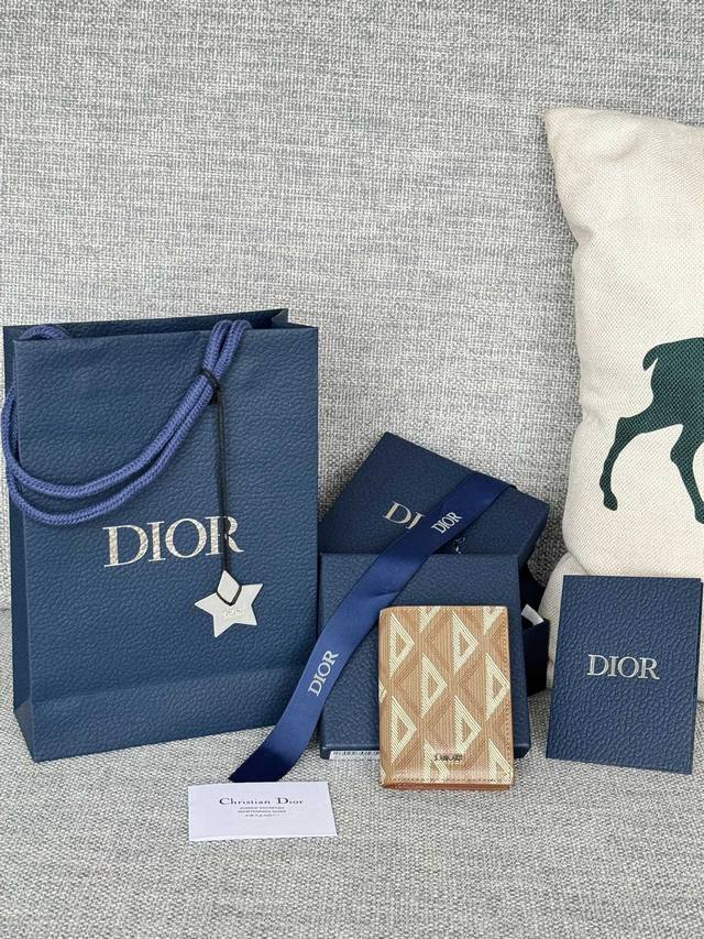 Dior男士新款双折卡夹 采用oblique 印花放入口袋。型号2Esch138 尺寸8.2X11.2 请认准629工厂p面料和黑色牛皮革精心制作，彰显dior