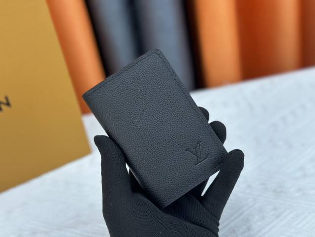 钱包 原版【实物拍摄 自家背景】M58808黑色 荔枝纹卡包 以極柔軟的taurillon皮革打造，這款pocket Organiser袋裝錢包時尚與實用兼具，