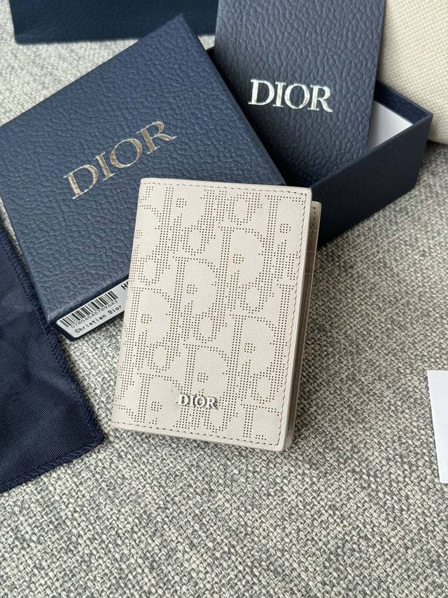Dior男士新款双折卡夹 采用oblique 印花放入口袋。型号2Esch138冲孔 尺寸8.2X11.2 请认准629工厂p面料和黑色牛皮革精心制作，彰显di