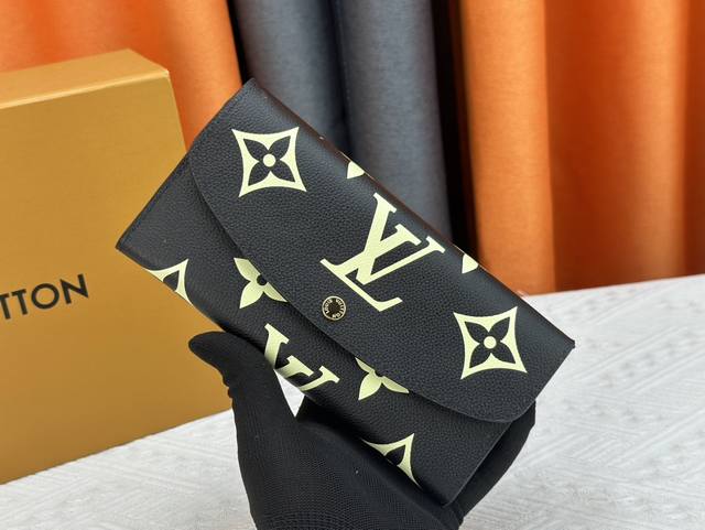 钱包 原版 M60136 功能实用且设计华美的 Emilie 钱夹采用柔软的 Monogram 帆布制成 衬以颜色鲜艳的内衬 气质极为优雅 多袋式设计和引人注目