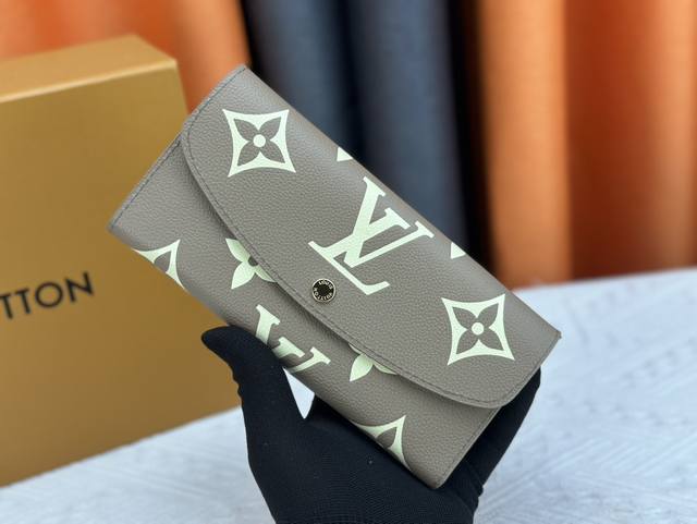 钱包 原版 M60136 功能实用且设计华美的 Emilie 钱夹采用柔软的 Monogram 帆布制成 衬以颜色鲜艳的内衬 气质极为优雅 多袋式设计和引人注目