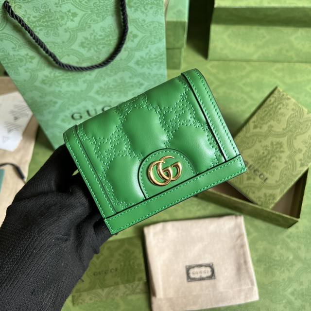 《配全套原厂绿盒包装》Gg Matelassé卡包，绗缝皮革以柔软质感诠释品牌标志性材质。富有纹理感的几何图案生动演绎包括这款绿色卡包在内的多款小号皮革配饰。正