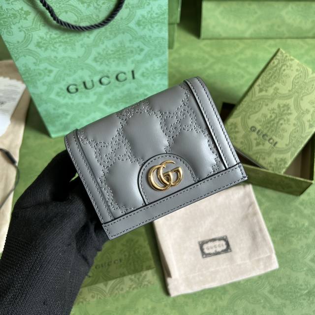 《配全套原厂绿盒包装》Gg Matelassé卡包，绗缝皮革以柔软质感诠释品牌标志性材质。富有纹理感的几何图案生动演绎包括这款灰色卡包在内的多款小号皮革配饰。正