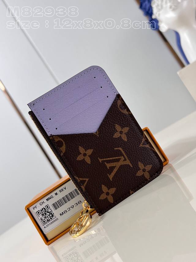 批 顶级原单 独家实拍 M82938紫 這款romy名片夾採用路易威登標誌性的monogram帆布精心打造，並綴以清新夏日色調的皮革襯裡和飾邊，時尚氣息滿溢。雅