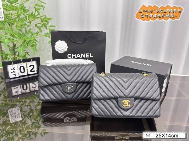 配折叠盒 Size:25×14 Chanel 香奈儿 V纹 小羊皮 Cf 链条包 全称是 Classic Flap 拿到手里才能感觉到它的魅力 这份质感 仙女们