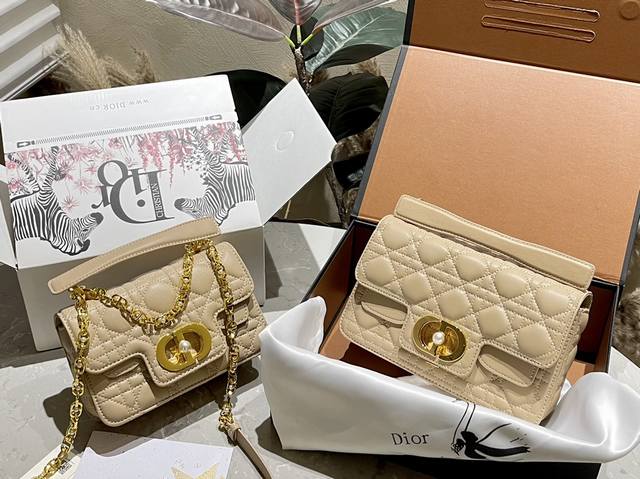 原厂皮 折叠礼盒 官网飞机箱 Dior 1Nen新款 Dior Jolie 珍珠链条手提包 2024 春夏新品，小牛皮材质，兼具优雅气质与实用功能，藤格纹多层设
