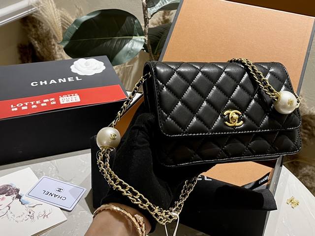 折叠礼盒 Chanel 24Ss 珍珠调节扣 发财包 慵懒随性又好背 上身满满的惊喜 高级慵懒又随性 彻底心动的一只 Size：19 13Cm