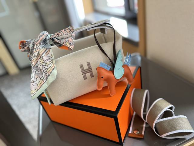 折叠礼盒包装送小丝巾飞马挂件 “高级 原版帆布” Hermes 爱马仕 Hobo包 这款包包设计的非常好看，原厂定制布料，这款是爱马仕包包里面比较低调的一款，不