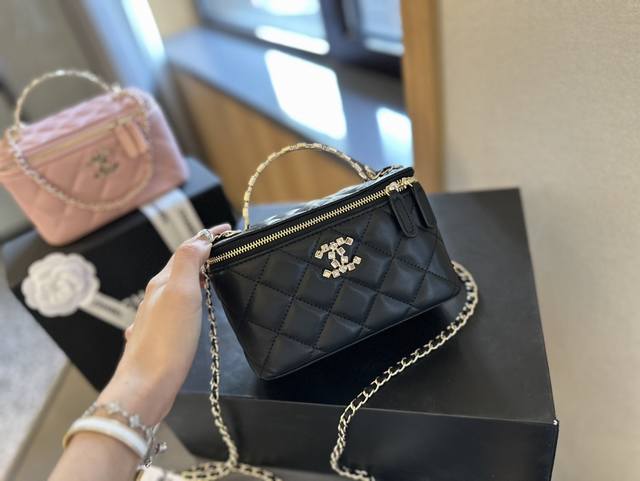 折叠礼盒包装 Chanel 新品 高级镶金镂空编织手柄 盒子包 化妆包 小箱子 最近的盒子包系列真的好火，小盒子当然是异常可爱啦。尺寸 16 10 8Cm