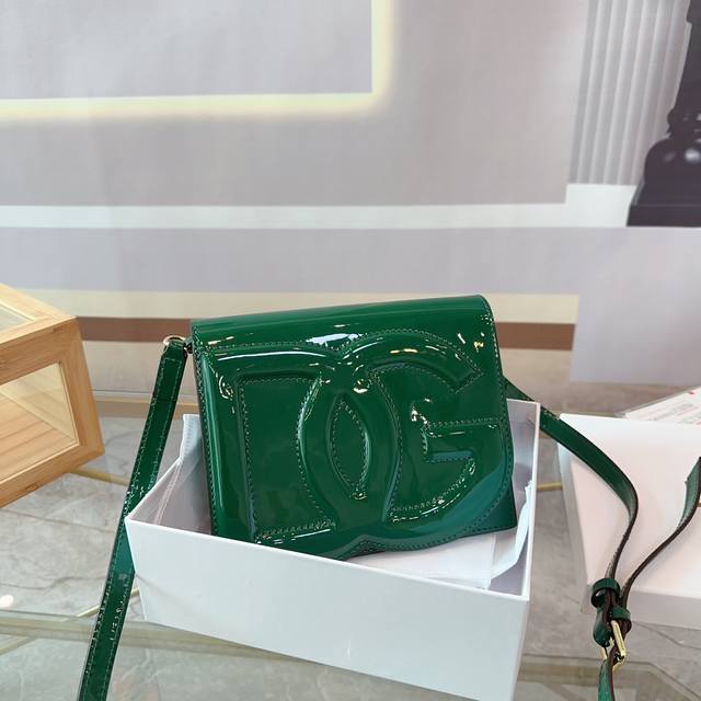礼盒包装 杜嘉班纳 斜挎包 超高级的极简风设计 独特的艺术气息 颜值高 集美必入尺寸19.16 He