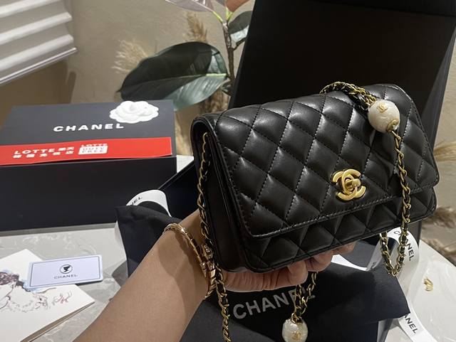 原版皮 折叠礼盒 Chanel 24Ss 珍珠调节扣 发财包 慵懒随性又好背 上身满满的惊喜 高级慵懒又随性 彻底心动的一只 Size：19 13Cm