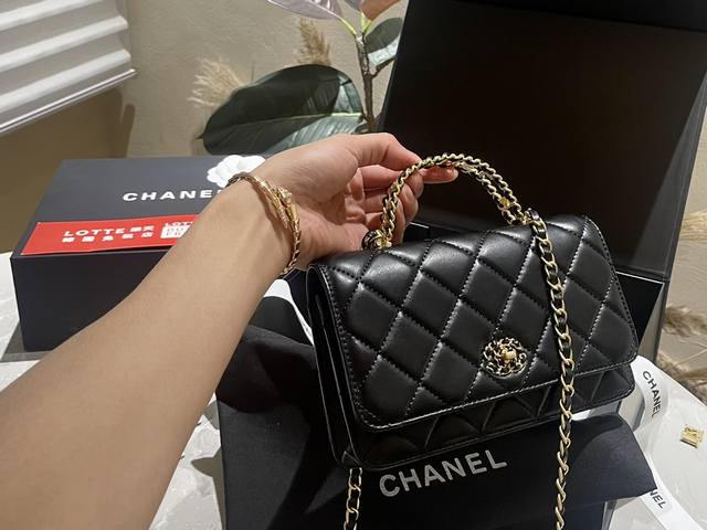 原版皮 折叠礼盒 Chanel 24C 高级镂空钻石手柄 发财包 黑色系的搭配很适这季节 复古氛围感瞬间拉满 尺寸19Cm