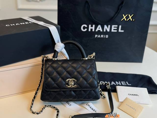 大号 小号 折叠盒 Size：24×14大号 19×13小号 Chanel 香奈儿coco Handle 手提包 包身硬朗挺阔，加上经典的菱格和 双c标志，半圆