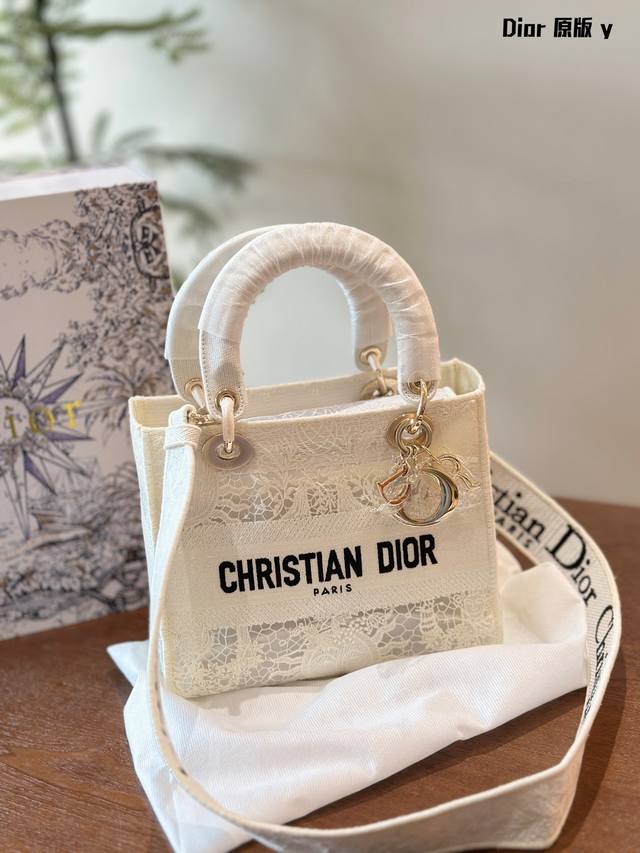 Dior Lady D-Lite刺绣包明星同款 刺绣戴妃配斜挎带 D家最具有代表性的包包,拥有众多的粉丝~D家ladyd-Lite~ 包包配有-款现在最流行的粗
