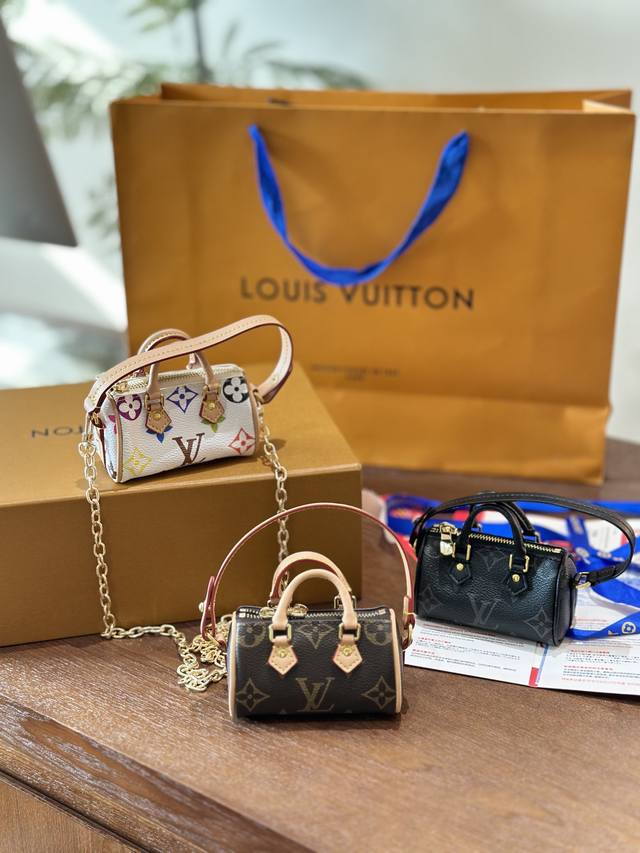 给你的哈基米也安排--个小包包吧 Louis Vuitton路易威登iv迷你手提枕头包挂件 Speedy Monogram包饰m00544 章本款speedy