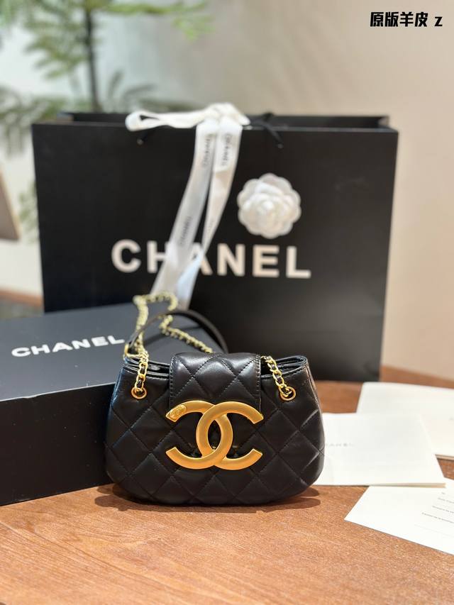 Chanel大金扣，就一个字美翻了chanel大金扣24C早春新款 整个就是时髦又有辨识度单肩或者斜挎都太美了 20Cm