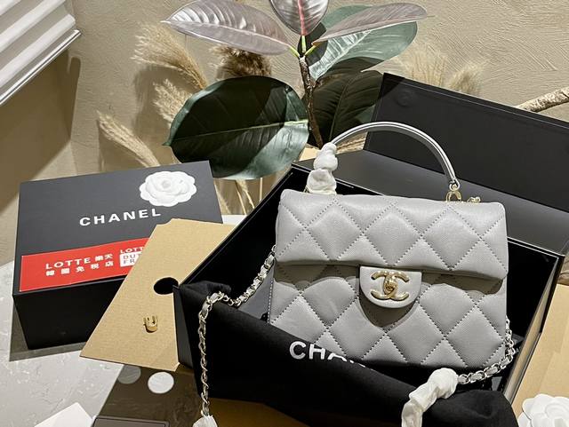 折叠礼盒 Chanel 香奈儿 24Pkelly手柄链条包 舒适与精致并存 简洁大方 却又不失小心机 轻松朾造优雅通勤穿搭 尺寸 20.15