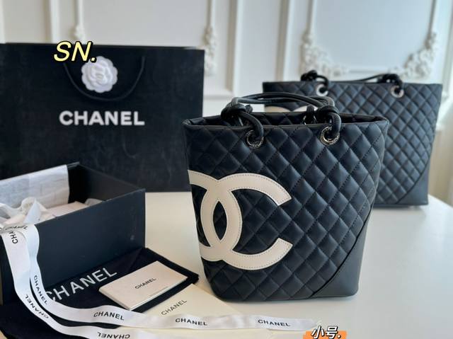 无盒 Size:29×26大号 20×24小号 Chanel 香奈儿康鹏系列手提包 整体设计以经典菱格纹和大双c 为设计点，充满活力又吸睛 酷酷的休闲款式，实用