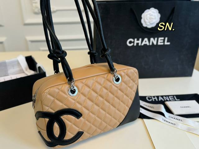 无盒 Size:28×17 Chanel 香奈儿康鹏系列手提包 整体设计以经典菱格纹和大双c 为设计点，充满活力又吸睛 酷酷的休闲款式，实用性很强 中性风格男女
