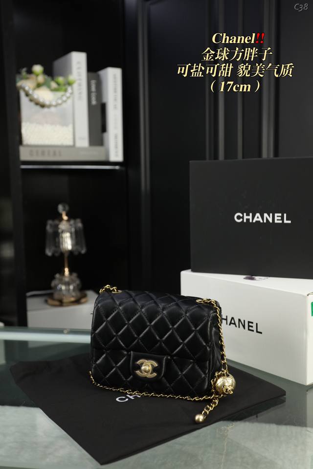 配全套礼盒 Chanel香奈儿 金球球方胖子cf链条包 魅力无限 释放你的时尚态度 外形独特，有很多可爱的颜色可选，简直是不可错过的时尚单品 不同于帆布包的柔软