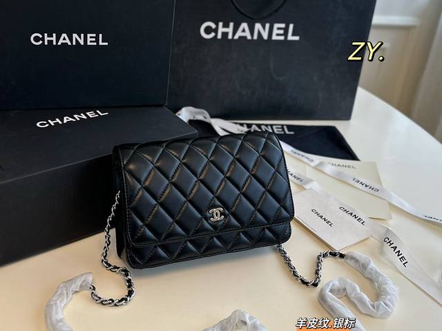 折叠盒 Size：19×12 Chanel 香奈儿woc链条包 俗称发财包，羊皮纹材质皮穿链 卡位多，隔层，多种背法～ 精致小巧，复古感满