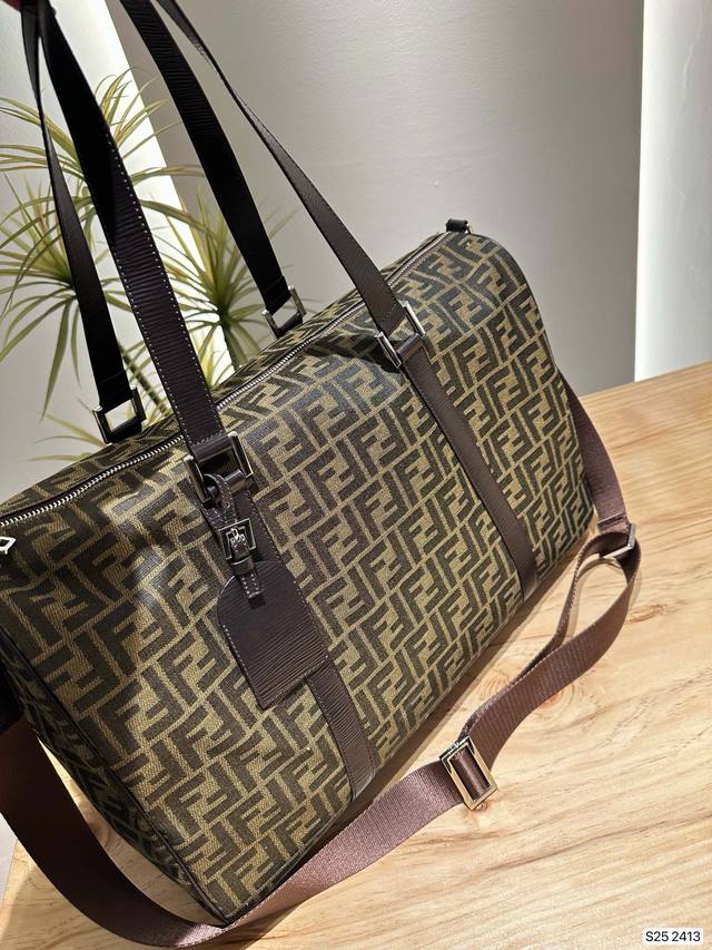 配盒子 Fendi芬迪旅行袋 深深被它的颜值吸引 是去旅行或者健身的实用好包尺寸：47 34 货号2413