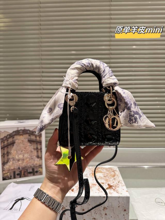 原单漆皮 折叠礼盒+星星挂件 Dior 新品限定 Angelababy秀智同款 无人不知无人不晓的戴妃，超mini的款式，小羊皮的手感非常细腻，洋气又百搭，一眼