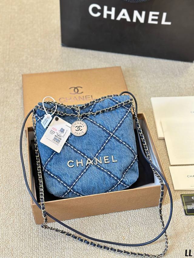 原版丹宁 小号 Chanel 22Bag 以数字命名的“垃圾袋” 2021 年10 月，Chanel 品牌艺术总监virginie Viard在2022年春夏