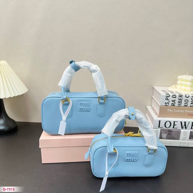 同价 配礼盒 缪缪miumiu 新款保龄球包 Softy Padded Bl 当之无愧的top热门选手经典大气 可通勤可日常当作一个装饰的斜挎 手拎包做装饰，既