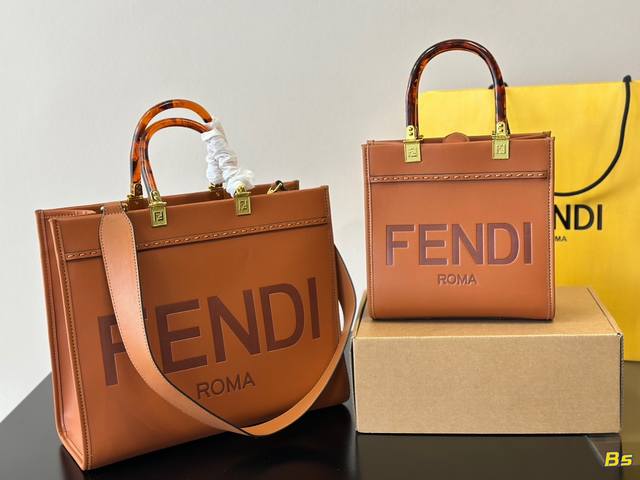 同价 尺寸：大号36Cm 小号26*22Cm F家 Fendi Peekabo 购物袋 经典的tote造型！ 但是这款最大的特点： 手提腋下！