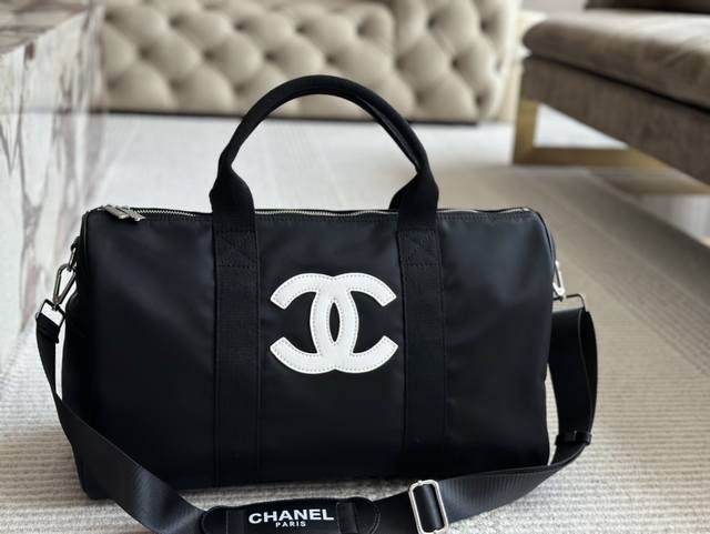 Chanel 新品 最热门的旅行袋！每个明星网红人手一个的节奏！特点是容量巨大！材质也是今年大热的流行元素 简洁的字母设计可以搭配任何颜色的服装造型！关键实用性