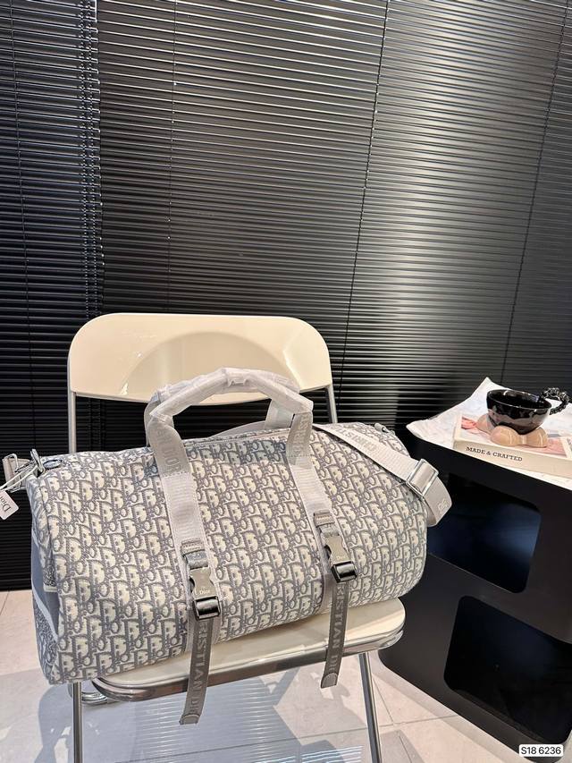 迪奥旅行袋真的超能装 出门旅行首选重点是拿起来超级飒时尚达人必备单品之一 尺寸：48 25货号6236