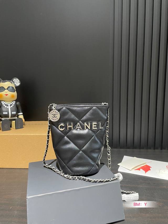 配折叠盒子 Chanel 香奈儿水桶包圆桶包 慵懒随性又好背 上身满满的惊喜 高级慵懒又随性 彻底心动的一只 尺寸：18*10