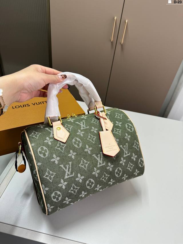 Lv Speedy 丹宁牛仔枕头包 Lv 新款系列 枕头包 手袋,全网首发 Lv Speedy Nano 枕头包这款retiro 手袋以标志性 经典永恒。优雅低