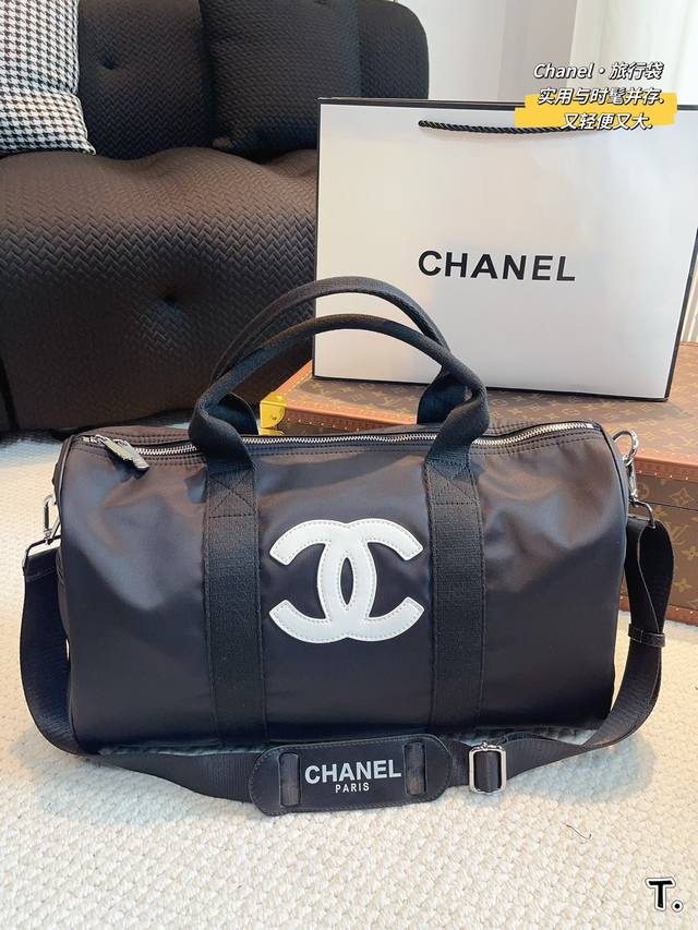 Chanel 新品 最热门的旅行袋！每个明星网红人手一个的节奏！特点是容量巨大！材质也是今年大热的流行元素 简洁的字母设计可以搭配任何颜色的服装造型！关键实用性