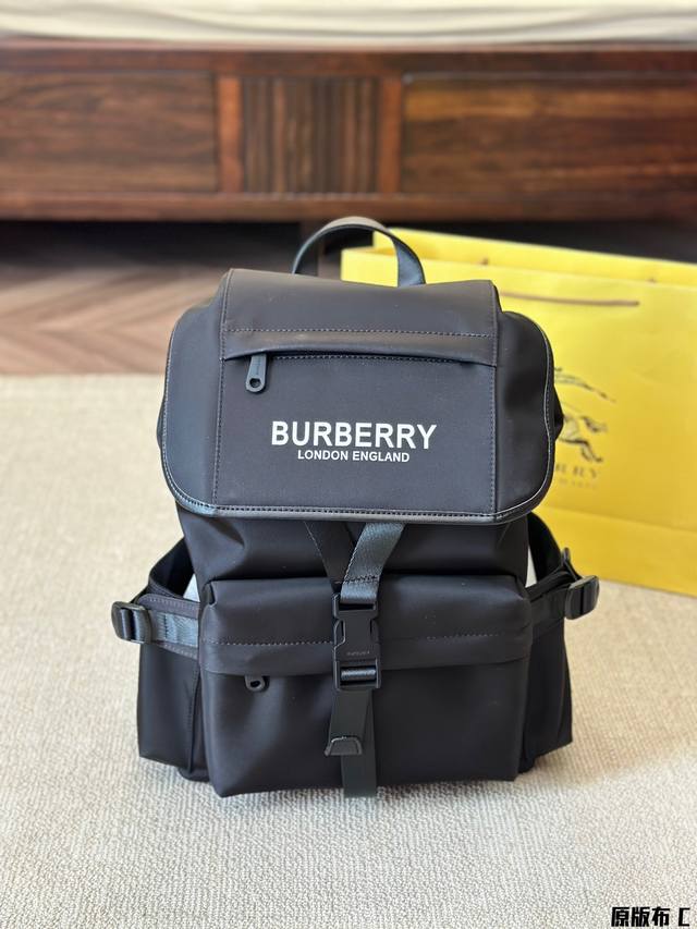 顶级原单 原版布 Burberry 男士 双肩背包 #巴宝莉双肩包# Burberry究竟rucksack背包怎么来设计灵感源自品牌20世纪初的经典军装造型，希