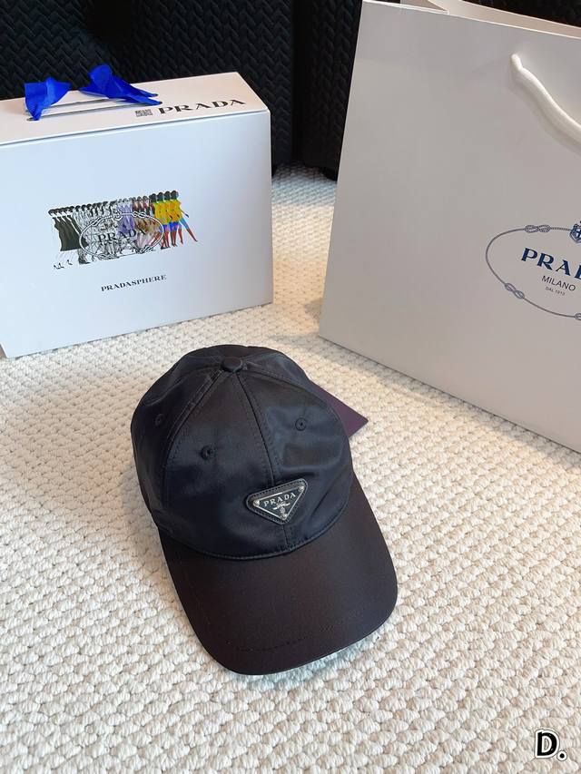 配礼盒 Prada鸭舌帽 作为大热的时尚单品目普拉达prada的渔夫帽和hobo今年更是乘胜追击 只戴渔夫帽或者单拎hobo出街，当然没问题，我觉得两件单品一起