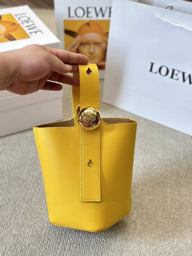 牛皮版本 Loewe Pebble Mini水桶包终于来咯！！ Loewe也有属于自己的“菜篮子”啦！！ Mini尺寸精致可爱，还配有一根可调节的长肩带 包包可