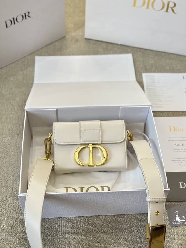 牛皮版本 Dior 新款 蒙田mini Box盒子包 最近收入一只目dior迪奥迪奥的mini Box，一直对蒙田系列都不感冒的我被这只小可爱折服。 颜色: 雾