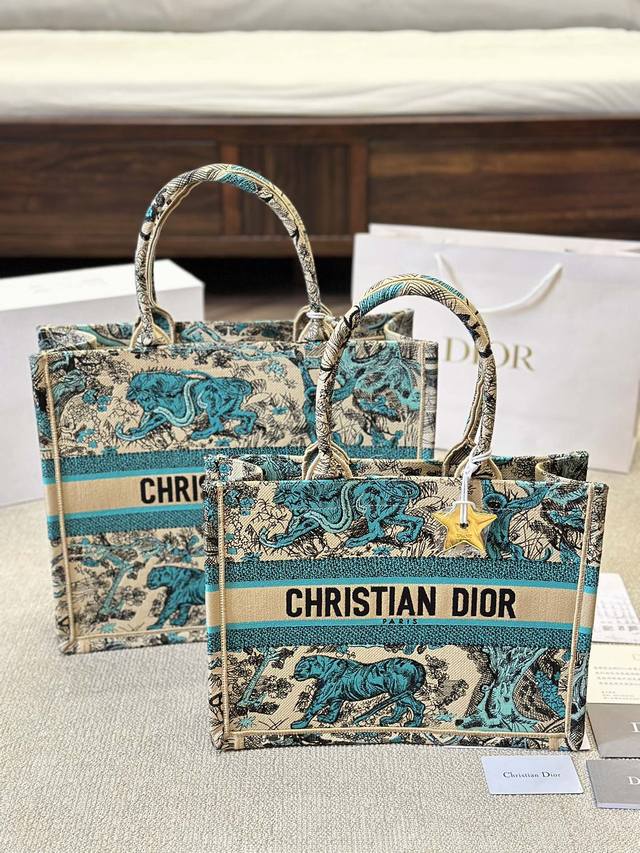 3D浮雕原版布 Dior 原版布提花 Dior Book Tote今年最喜欢的一款购物袋 Tote我用的次数最多的包，因为容量超级大，不管什么东西都向里面放，当