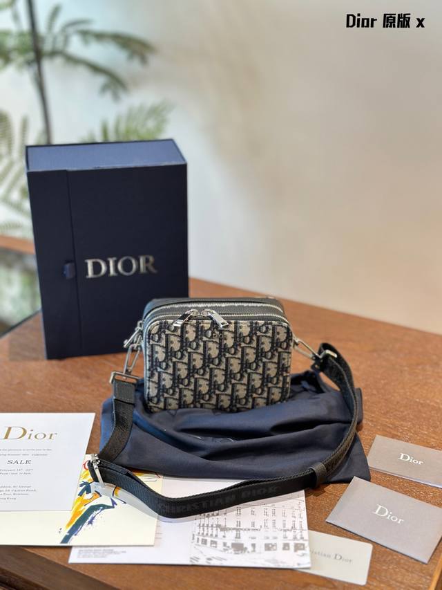 Dior相机包 这款safari 信使包实用小巧，是日常携带的理想单品。采用米色和黑色oblique印花面料精心制作，饰以黑色粒面牛皮革细节。拉链隔层和正面口袋