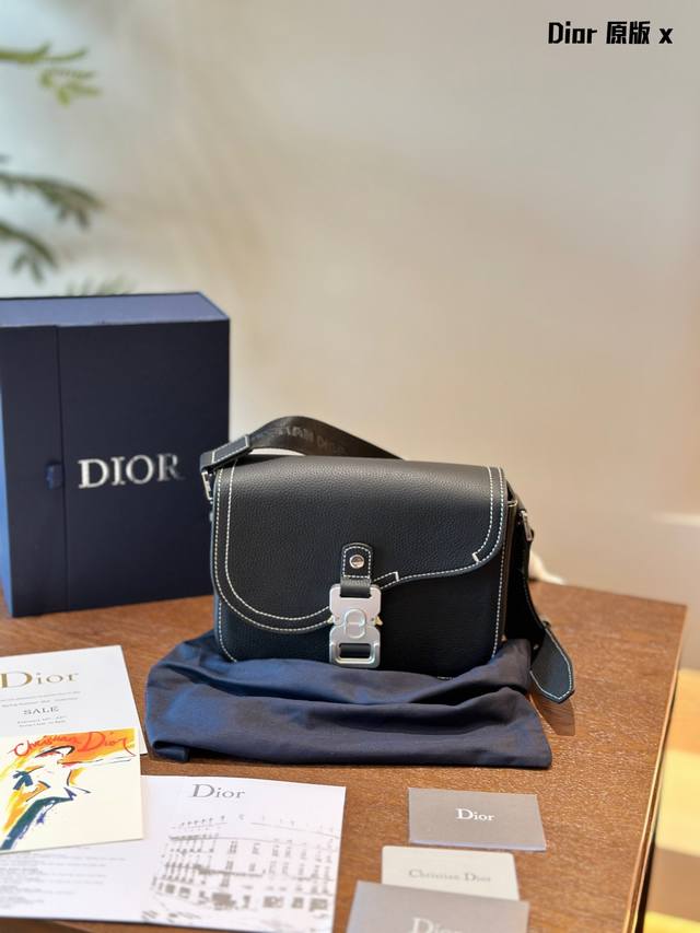 全皮dior新款男士马鞍邮差包作为宇宙第一仙女品牌的#Dior女包爆款频出色但是真的好久没出好看的男包了百于是它来了马鞍邮差包方形邮差设计配上经典马鞍翻盖选了全