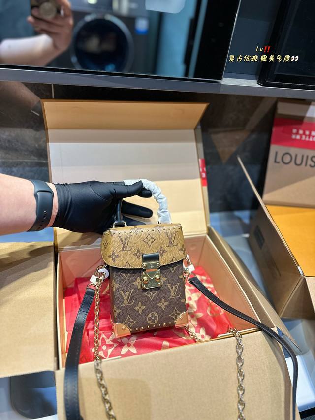 礼盒包装 Lv刘雯同款手机包 这款retiro 手袋以标志性的lv老花面料制成，搭配奢华的黄皮饰边，经典永恒。优雅低调的外形设计和宽敞的包身更加入了实用性。使用