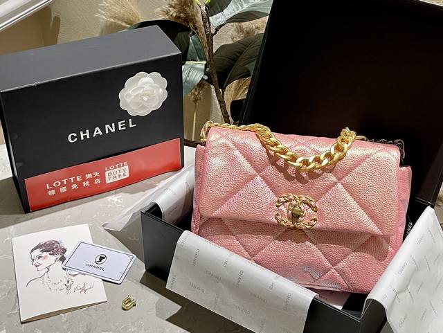 折叠礼盒原单专柜品质 Chanel 19小羊皮 小香牛羊皮最近好多明星都在背chanel 19 这款包是由老佛爷karl Lagerfeld和chanel现任创