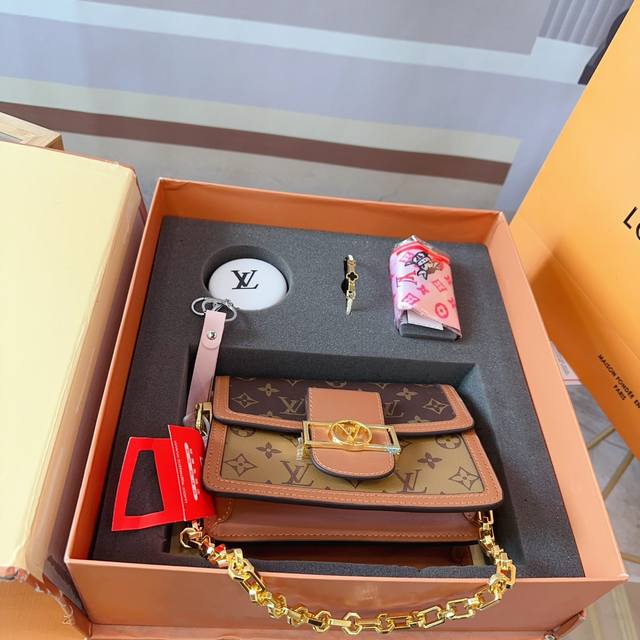 礼盒 超值套盒送礼首选 Lv邮差套盒 镜子+丝巾+手镯 最火爆的一款包包，实物超好看！ 尺寸20厘米。Hm