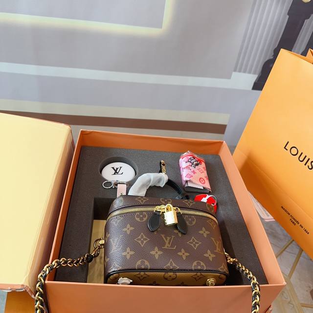 礼盒 超值套盒送礼首选 Lv化妆包套盒 镜子+丝巾+手镯 最火爆的一款包包，实物超好看！ 尺寸18.15厘米。Hm
