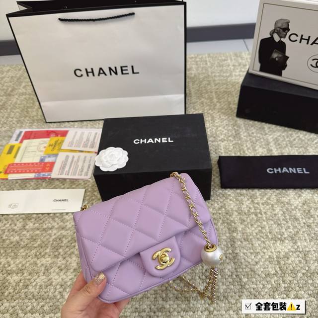 全套包装 Chanel香奈儿 小香风包 新款现货新款在链条点缀了大珍珠非常的挺阔条是双珠可调节的设计更新颖独特两个接扣装饰一样珍珠球拿在手上是很有质感的満镶嵌了