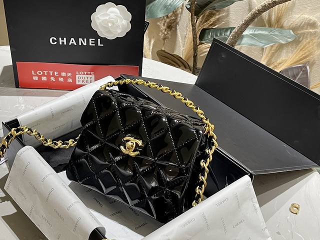 原单纯皮 Chanel 24Ss新款黑金色调美包子~也太好看啦！ 奢华风格好让人着迷～黑金色的搭配既展现淑女的优雅 又不失干金的高贵气质啦四每一次穿搭都能让造型
