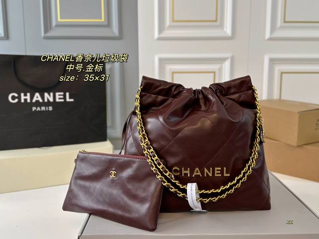 中号 大号 折叠盒 Size：35×31中号 42×37大号 Chanel香奈儿新款22Bag垃圾袋 皮质的手感真的超赞 肩带搭配小心机小金币设计 随性、气质、